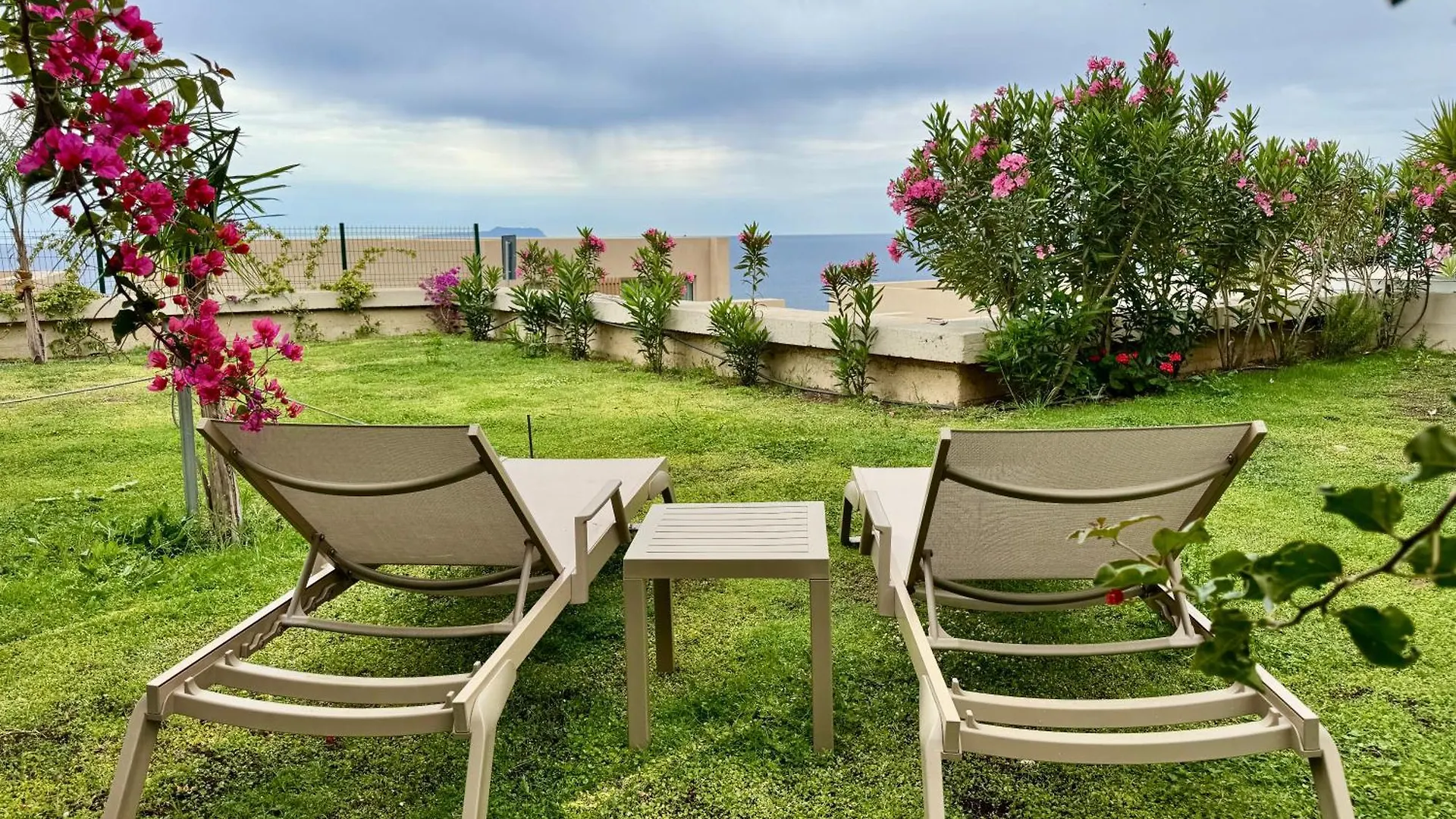 Casa de Férias Tis, Green Coast Palasë