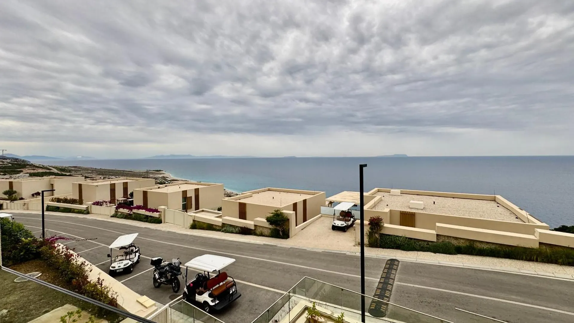 Tis, Green Coast Palasë 0*,